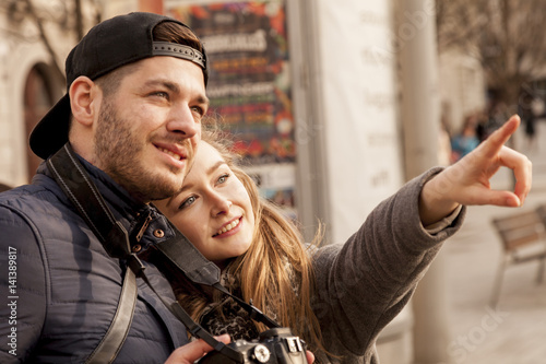 Fotografía frau zeigt mann was er fotografieren soll