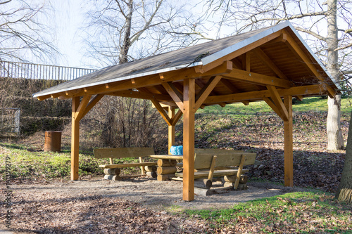 Unterstand / Unterstand aus Holz mit Tisch und Bänken Stock-Foto