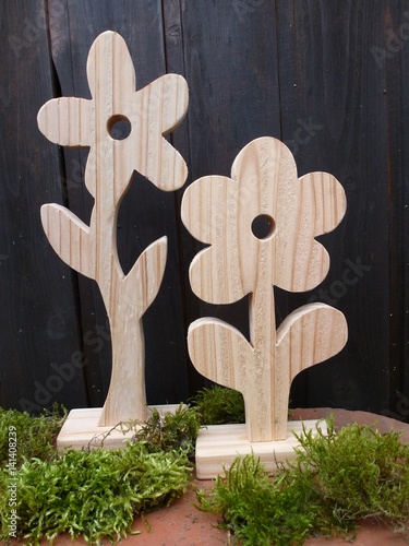 Blumen aus Holz zur Dekoration Stock-Foto | Adobe Stock