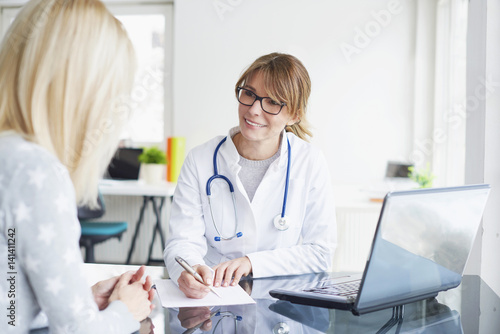 Doctor and her patient Poster Mural XXL