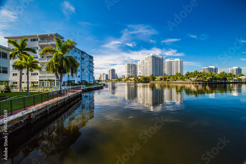 Plakat Luksusowe domy przy kanale w Miami Beach