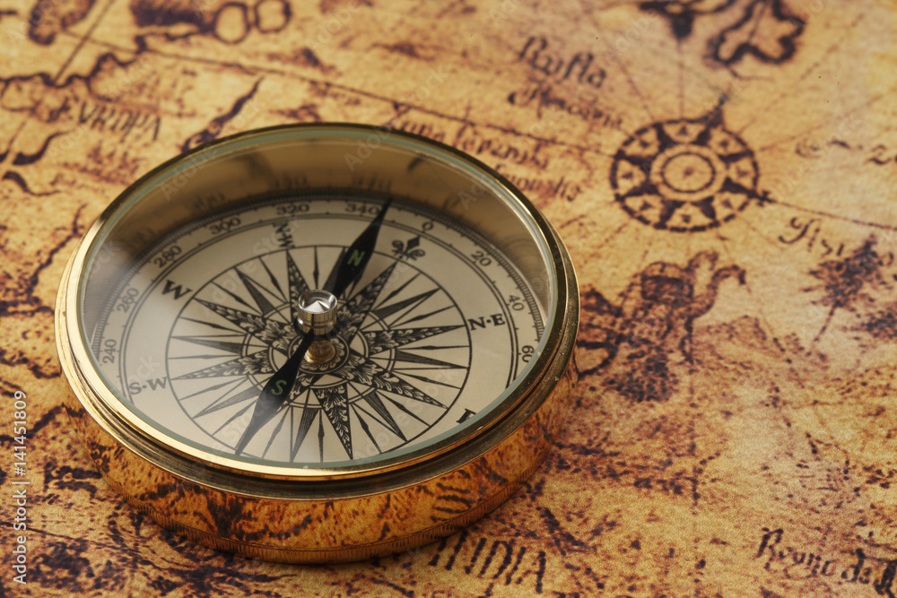 old compass on vintage map  - obrazy, fototapety, plakaty 