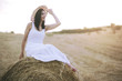 © esthermm - chica sonriente sentada sobre la paja