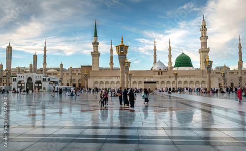 Fotografía Muslims gathered for worship Nabawi Mosque, Medina, Saudi Arabia