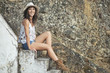 © esthermm - chica sonriente sentada en la escalera