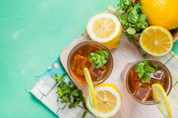 Wall Mural - Ice tea in glasses