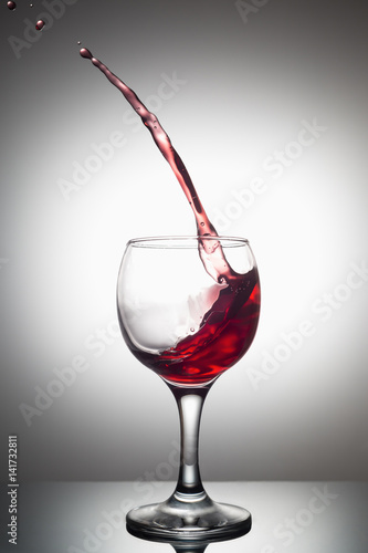 Naklejka - mata magnetyczna na lodówkę Czerwone wino wlewane do kieliszka