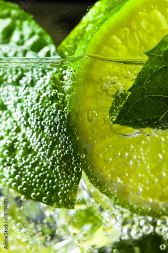 Fototapeta na wymiar Dojrzała zielona limonka z miętą