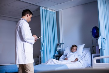 Canvas Print - Doctor using digital tablet in ward