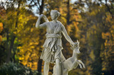 Fototapeta Łazienka - A statue of the mythological huntress Diana.
