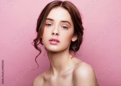 piekna-sliczna-moda-modela-dziewczyna-z-naturalnym-makijazem