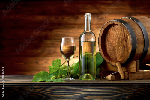 Dekoracja na wymiar  butelka-wina-i-kieliszki-z-drewniana-beczka-na-stole