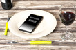 © studio v-zwoelf - Ein Handy auf einem leeren Teller und Bestellung bei einem Essen Lieferservice