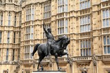 Fototapeta Londyn - Equestrian statue King Richard II in front of Westminster Palace in London, United Kingdom