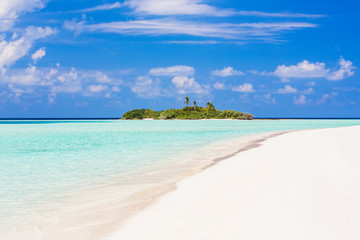 Canvas Print - Beautiful white sand ocean beach on Maldives