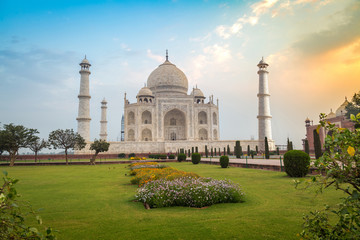 Fototapete - Taj Mahal at sunrise- A white marble mausoleum built on the banks of the Yamuna river by Mughal king Shahjahan bears the heritage of Indian Mughal architecture.