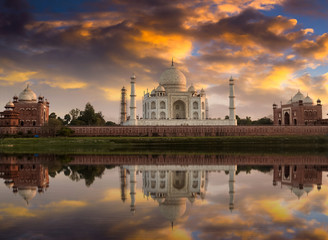 Fototapete - Taj Mahal along with the east  and west  gate on the Yamuna river banks at sunset. Photograph taken from Mehtab Bagh.