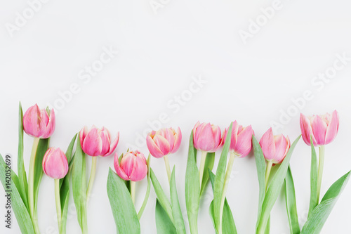Dekoracja na wymiar  rozowe-kwiaty-tulipanow-na-tle-wiosny-widok-z-gory-w-stylu-plaskiego-swiecenia-z-czystym-miejscem-na-tekst