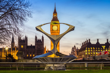 Wall Mural - London, England - The Big Ben, the famous icon of London with the Houses of Parliament and red double decker buses on Westminster Bridge at dusk