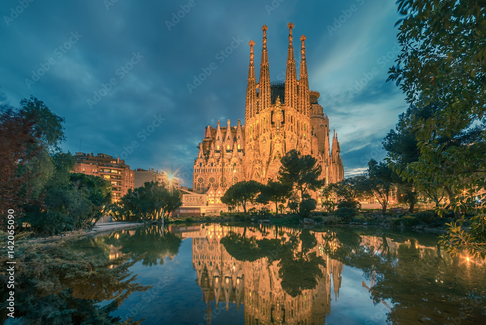 Barcelona, Catalonia, Spain: Basicila and Expiatory Church of the Holy Family, known as Sagrada Familia at sunset 
 - obrazy, fototapety, plakaty 