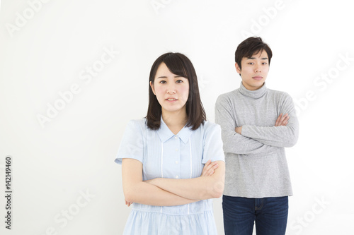腕組をして立つカップル 考える 感情 シリアス カメラ目線で語るイメージ Stock Photo Adobe Stock 腕組をして立つカップル 考える 感情 シリアス カメラ目線で語るイメージ Stock Photo Adobe Stock