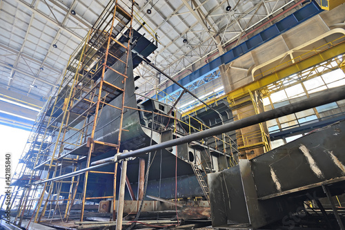 Fotomural Ship building inside of shipyard