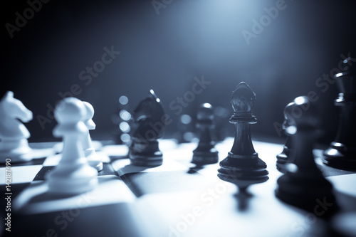Fotografía White and black pieces on chess board