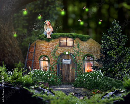Zdjęcie XXL Wspaniały dom w magicznym lesie. Szczęśliwa wróżka mała dziewczynka. Bajka dla dzieci. Dom w dyni