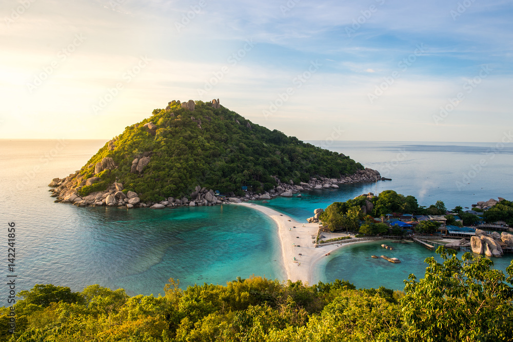 Ko Nang Yuan is a small island very close to Ko Tao. It is famous for its diving spots and its great snorkeling beach. - obrazy, fototapety, plakaty 
