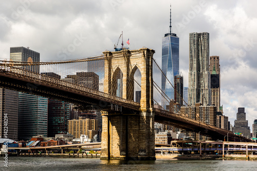 Obraz w ramie Brooklyn bridge and Manhattan Skyline