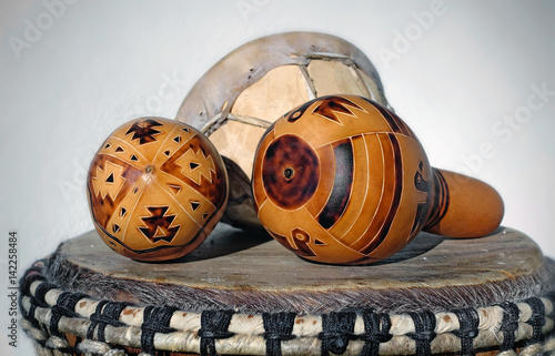 muzyka-ludowa-pokazana-za-pomoca-grzechotki-i-bebna