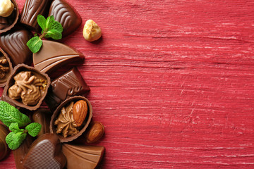 Canvas Print - Delicious chocolate candies on wooden background