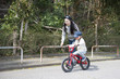© hakase420 - 自転車の練習をする母と娘