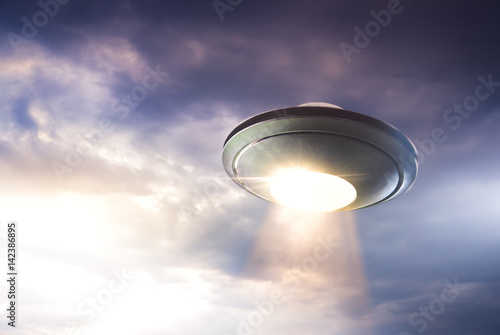 Plakat UFO z porwaną wiązką lecącą w niebo