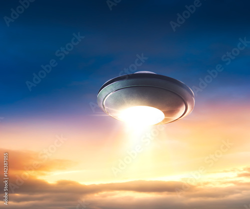 Plakat UFO z porwaną wiązką lecącą w niebo