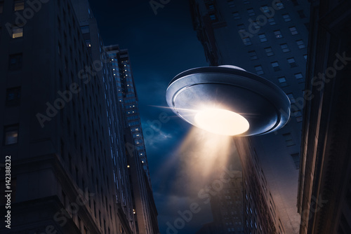 ufo-unoszace-sie-nad-miastem-w-nocy