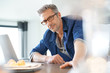 © goodluz - Handsome 45-year-old man at home connected on laptop