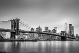 Fototapeta Fototapety do sypialni na Twoją ścianę - Brooklyn bridge and New York City Manhattan downtown skyline at dusk with skyscrapers illuminated over East River panorama. Panoramic composition.