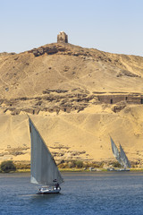 Felucca (river boat) on the Nile, with the Sahara behind in Aswan, Egipt.