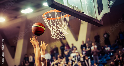 Foto  scoring the winning points at a basketball game