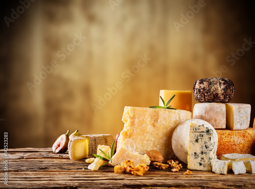Fotomural Various kind of cheese served on wood