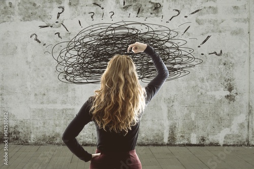 Fotografía woman with the concept of the problems and stress