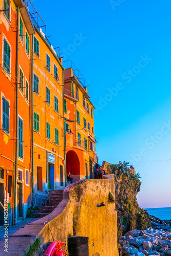 Photographie Riomaggiore village lit during sunset in Cinque terre, Italy.