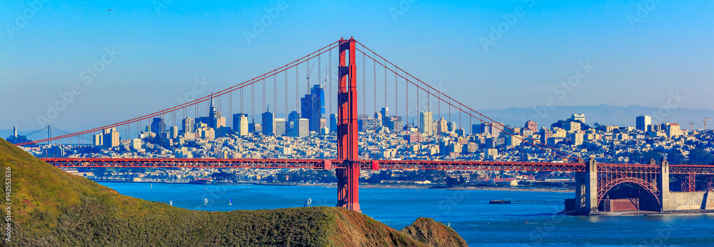 Panorama of the Golden Gate bridge and San Francisco skyline - obrazy, fototapety, plakaty 