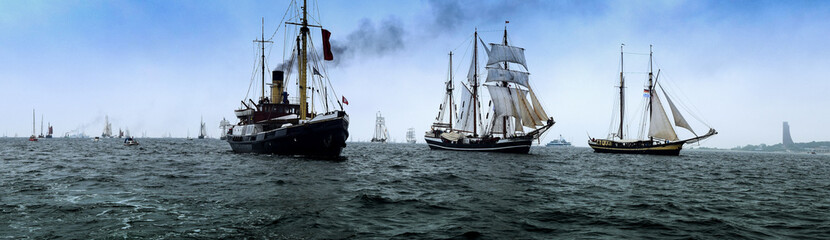 Kieler Woche Panorama mit Laboer Ehrenmal im hintergrund.