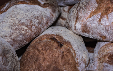 Panes exhibidos en el mercado recien salidos del horno