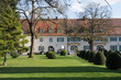 Historisches Gebäude am Stadtpark im Frühling