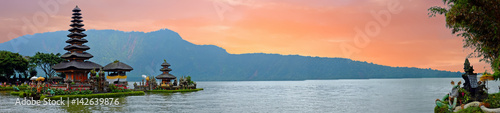 Fotomural Pura Ulun Danu Bratan, Hindu temple on Bratan lake, Bali, Indonesia