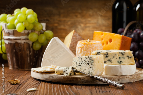 Cuadros en Lienzo Mezcle el queso en la tabla de madera.