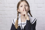 Fototapeta  - dziewczynka robiąca znak ciszy